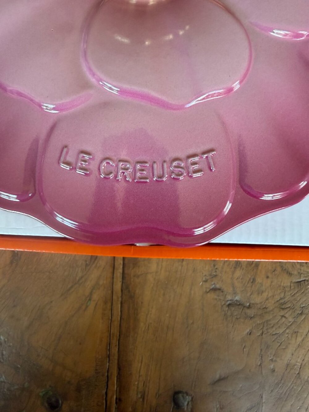 Le Creuset Signature Cast Iron Petal Shallow Casserole 2.25 qt Berry Pink 26 NEW - Picture 12 of 16